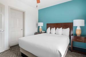 Postel nebo postele na pokoji v ubytování Hilton Vacation Club Aqua Sol Orlando West