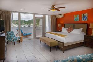 シンプソン・ベイにあるThe Atrium Beach Resort and Spa, Ascend Hotel Collectionのベッドとバルコニーがあるホテルの部屋