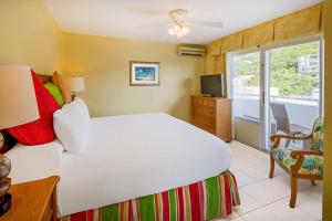 The Atrium Beach Resort and Spa, Ascend Hotel Collection客房内的一张或多张床位