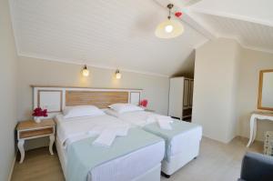 Postel nebo postele na pokoji v ubytování Datca Beyaz Ev Hotel + 37 fotografií