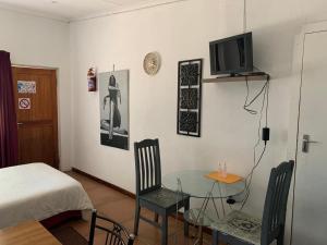 Μια τηλεόραση ή/και κέντρο ψυχαγωγίας στο Serenity Guesthouse