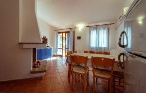 Una cocina y un comedor con mesa y sillas. en Deluxe Villa Sardinia Holidays, en Costa Paradiso