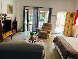 Μια τηλεόραση ή/και κέντρο ψυχαγωγίας στο Serenity Guesthouse