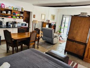 Η κουζίνα ή μικρή κουζίνα στο Serenity Guesthouse