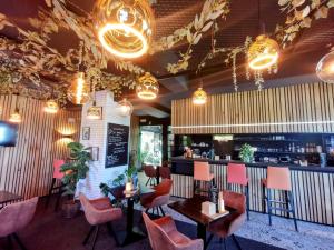 Restoran või mõni muu söögikoht majutusasutuses Hôtel L'Amandier