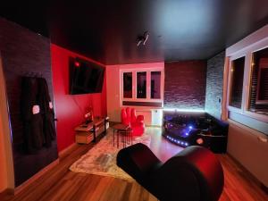 Telewizja i/lub zestaw kina domowego w obiekcie Cerises Love- Love room- Balnéo