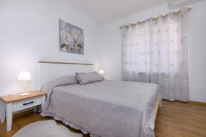 Posteľ alebo postele v izbe v ubytovaní Emi