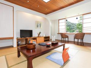 TV a/nebo společenská místnost v ubytování Ichinomata Onsen Grand Hotel