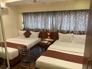 Postel nebo postele na pokoji v ubytování Hotel Abraj Inn