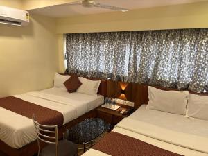 Postel nebo postele na pokoji v ubytování Hotel Abraj Inn