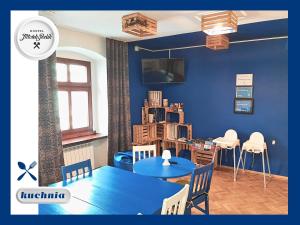 TV a/nebo společenská místnost v ubytování Hostel Młotek i Perlik