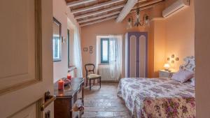 Postel nebo postele na pokoji v ubytování CASALE DELLE FARFALLE 12, Emma Villas + 34 fotografií