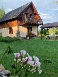 a building with a balcony and a picnic table in a yard at Dom Gór-ski in Wojcieszyce