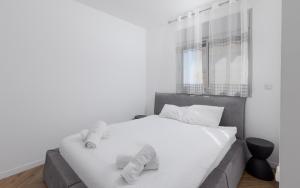 Sahara - Designed Duplex with a private pool客房内的一张或多张床位
