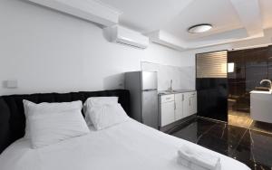Sahara - Designed Duplex with a private pool客房内的一张或多张床位
