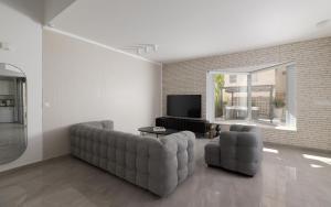 Sahara - Designed Duplex with a private pool的电视和/或娱乐中心