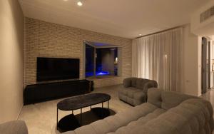 Sahara - Designed Duplex with a private pool的电视和/或娱乐中心