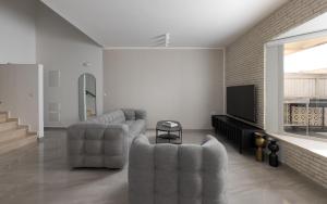 Sahara - Designed Duplex with a private pool的电视和/或娱乐中心