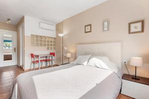 Ein Bett oder Betten in einem Zimmer der Unterkunft Acogedor estudio en Pedregalejo junto al mar