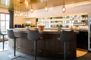 Restaurace v ubytování Sopherl am See - Frühstück auf der Seeterrasse, sehr ruhig und wunderschön am See, 3 Minuten nach Oberpfaffenhofen, viele Radtouren, Restaurants & Cafes in der Umgebung