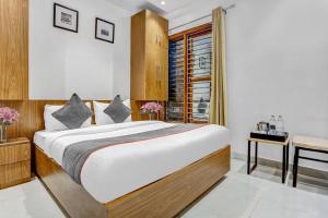Postel nebo postele na pokoji v ubytování Super Capital O Hotel Moody Inn