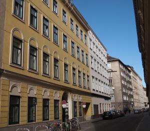 un bâtiment jaune sur le côté d'une rue dans l'établissement GAL Apartments Vienna, à Vienne