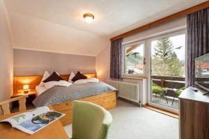 una camera da letto con un letto e una grande finestra di Apartmenthaus Beaverwier a Biberwier Altre 18 foto
