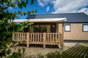 Bygningen som campingpladsen ligger i