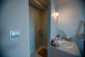 Koupelna v ubytování Evexia suite, central apartment + 30 fotografií