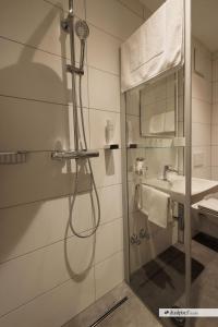 A bathroom at Biergasthof Riedberg