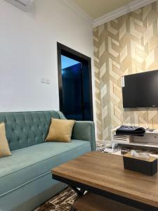 A television and/or entertainment centre at مدن الشمال للشقق المخدومة