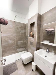 a bathroom with a toilet and a sink and a shower at Casa Sonrisa-Ferienhaus mit eigenem Pool Urlaub für Familien und begeisterte Golfspieler in Caleta De Velez