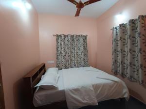 Ένα ή περισσότερα κρεβάτια σε δωμάτιο στο Amruth Homestay Honavar Entire House