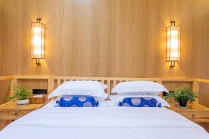 Rúm í herbergi á Zhangjiajie ZhuMan Holiday B&B