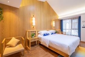 Rúm í herbergi á Zhangjiajie ZhuMan Holiday B&B