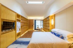Rúm í herbergi á Zhangjiajie ZhuMan Holiday B&B