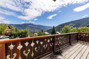 uma varanda com vista para as montanhas em Résidence Bergerie Des 3 Vallees F - Appartement 4 pièces 6 personnes situé dans le charmant village des allues MAE-4991 em Les Allues