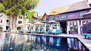 Bazén v ubytování Buri Sriping Riverside Resort & Spa nebo v jeho okolí