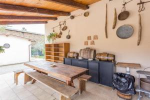 a dining room with a wooden table and some pots and pans at appartamenti vacanza antica mattonata in Stazione di Assisi