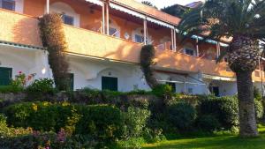 un edificio con una palma di fronte di Santa Caterina a Ischia