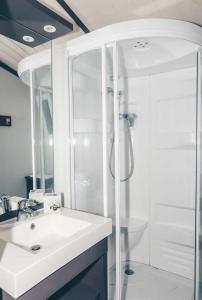 Ένα μπάνιο στο Chalet 3 étoiles - Piscine - eebbie