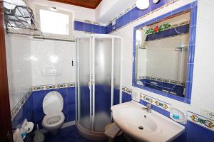 een badkamer met een douche, een toilet en een wastafel bij Hotel La Certosa in Massa Lubrense