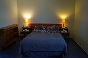 una camera da letto con un letto grande con due comodini di Laplanders rooms a Kiruna
