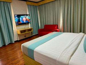TV a/nebo společenská místnost v ubytování Strand Hotel