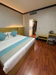 Postel nebo postele na pokoji v ubytování Strand Hotel