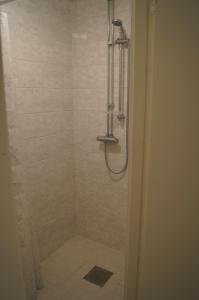 e bagno con doccia e doccia. di Laplanders rooms a Kiruna
