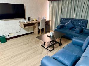 TV a/nebo společenská místnost v ubytování Strand Hotel