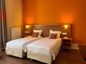 Garden & City Luxeuil Ex Le Métropole et Les Thermes客房内的一张或多张床位
