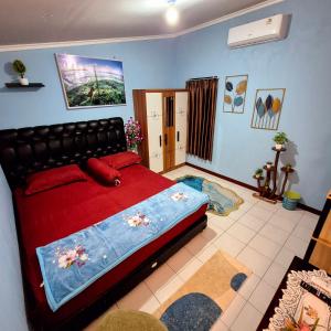 Postel nebo postele na pokoji v ubytování Ardian House Jepara