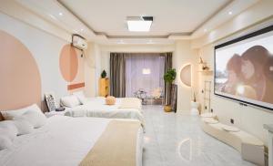 Una sala de estar con dos camas y un televisor de pantalla plana. en Xi'an Hills & Lostwine Boutique Retreat, en Xi'an